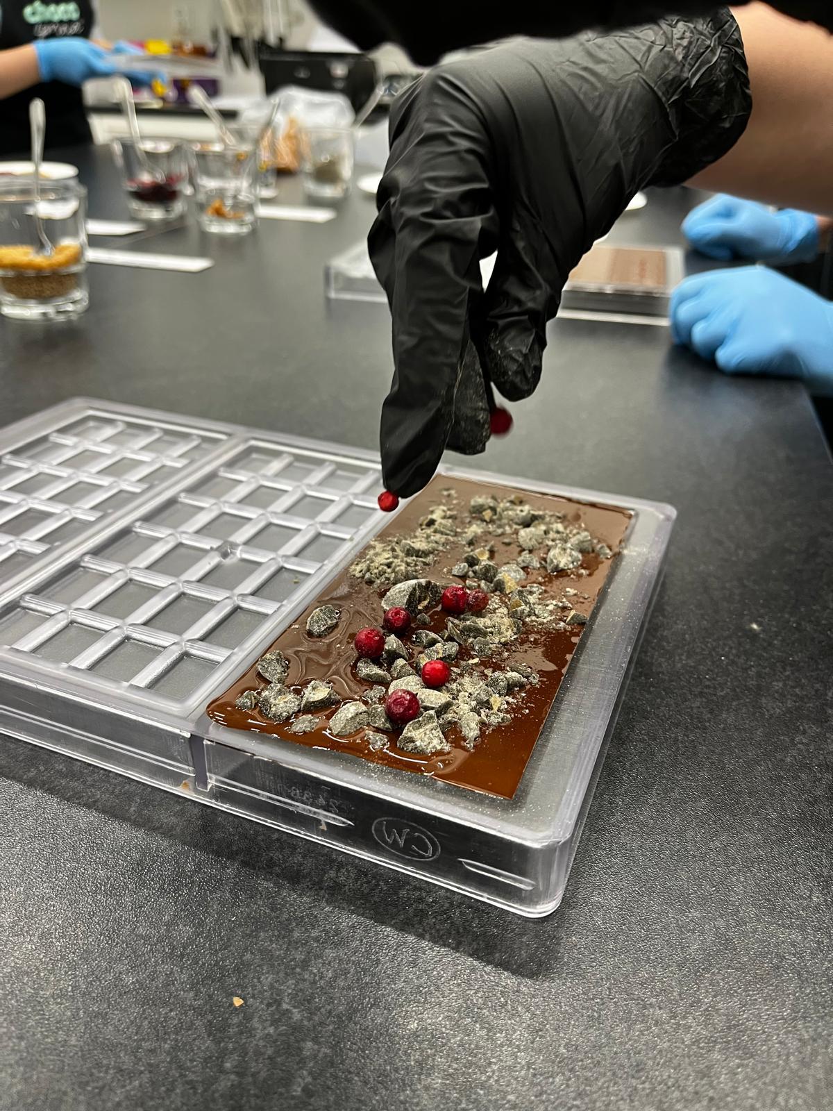 LAHJAKORTTI suklaalevytyöpajaan