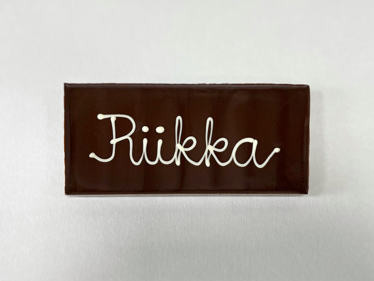 Tummasuklaalevy omalla viestillä